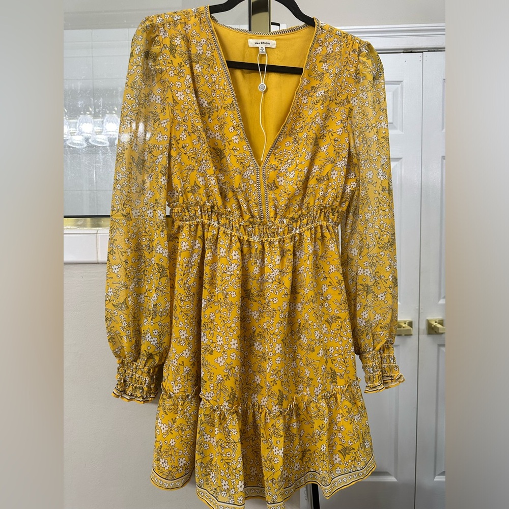 Max studio yellow floral dress size M, never been worn